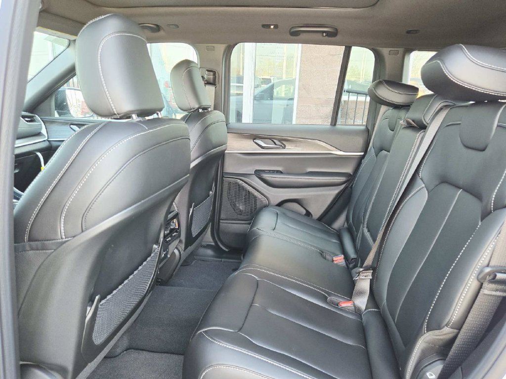 Certified 2025 Jeep Grand Cherokee Limited AWD/4WD image 15