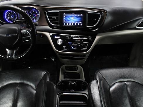 Used 2019 Chrysler Pacifica Touring-L FWD image 9