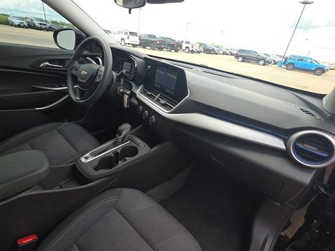 Used 2024 Chevrolet Trax LS w/ LS Convenience Package FWD image 10