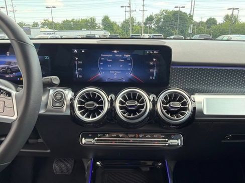 Used 2025 Mercedes-Benz GLB 250 4MATIC image 17