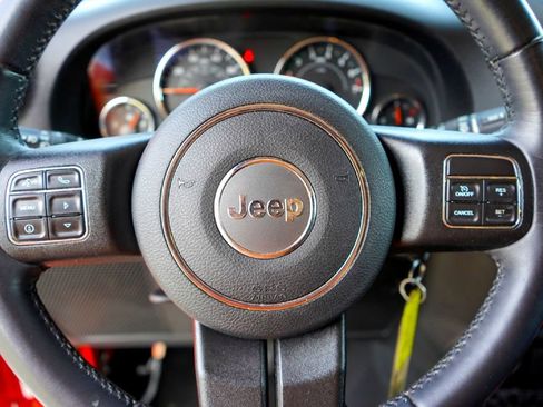 Used 2018 Jeep Wrangler Unlimited Rubicon w/ Connectivity Group image 12