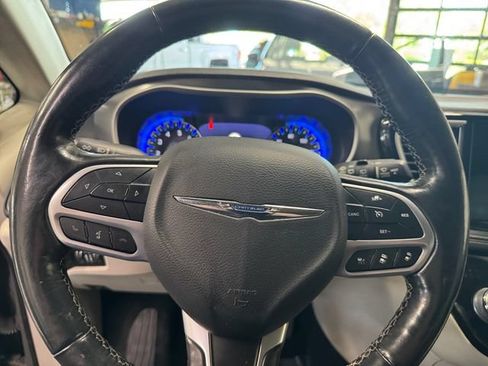 Used 2021 Chrysler Pacifica Touring-L FWD image 19
