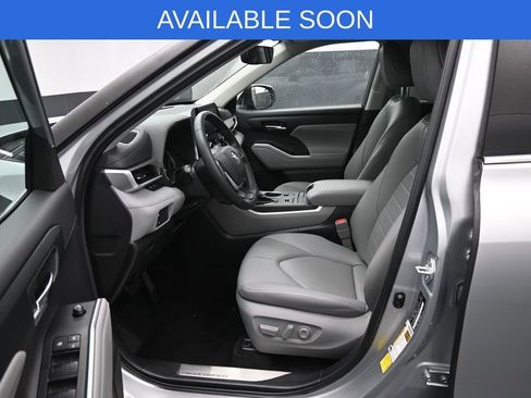 Used 2022 Toyota Highlander XLE AWD/4WD image 9