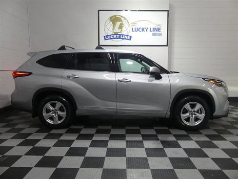 Used 2021 Toyota Highlander LE image 6