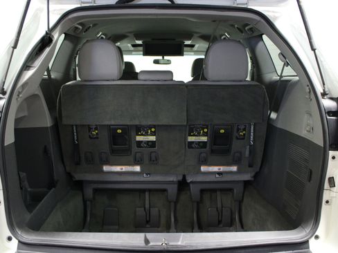 Used 2017 Toyota Sienna XLE image 16