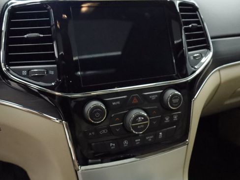 Certified 2020 Jeep Grand Cherokee Limited w/ Luxury Group II AWD/4WD image 34