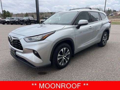 Used 2020 Toyota Highlander XLE image 3