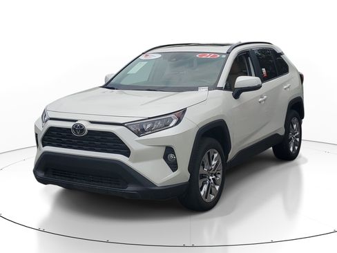 Used 2021 Toyota RAV4 XLE Premium FWD image 3