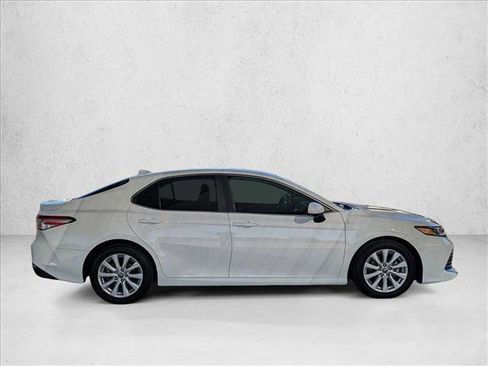 Used 2019 Toyota Camry LE image 4