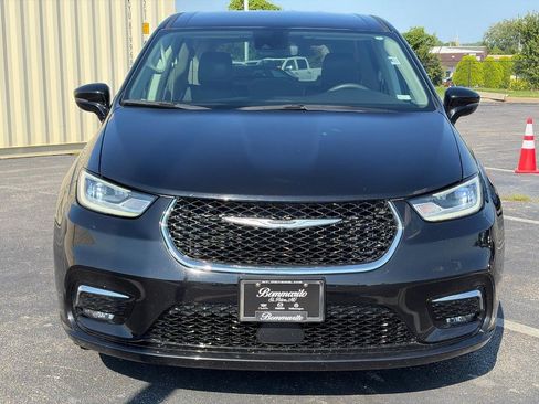 Used 2024 Chrysler Pacifica Touring-L FWD image 2
