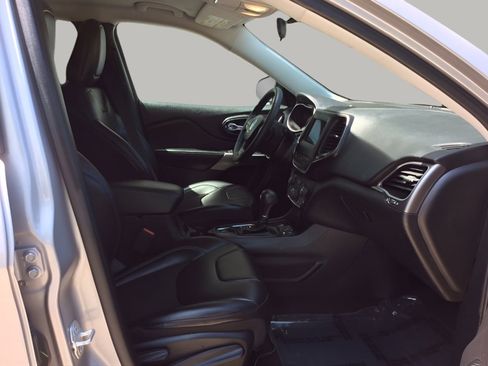 Used 2020 Jeep Cherokee Latitude Plus FWD image 18
