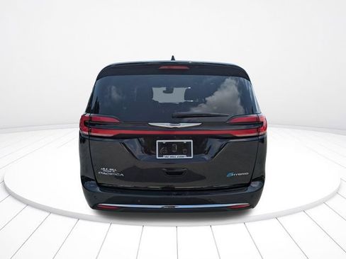 Used 2024 Chrysler Pacifica Limited FWD image 5