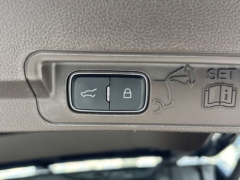 Used 2023 Ford Explorer King Ranch w/ Technology Package image 9