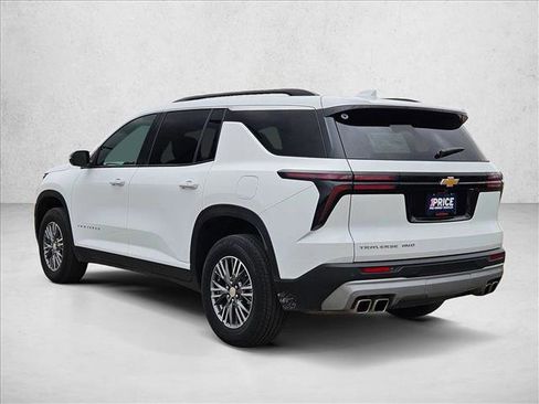 Used 2025 Chevrolet Traverse LT image 8
