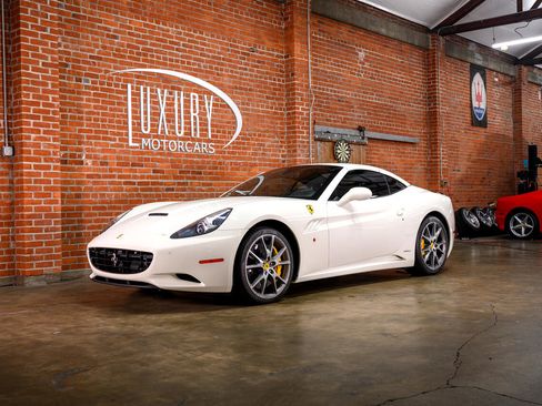 Used 2014 Ferrari California image 3