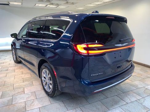 Used 2022 Chrysler Pacifica Touring-L w/ Uconnect Theater Family Group image 5
