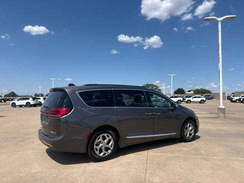 Used 2023 Chrysler Pacifica Limited FWD image 23