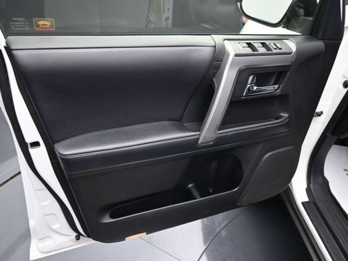 Used 2018 Toyota 4Runner SR5 AWD/4WD image 17