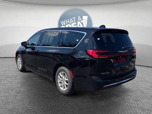 Used 2024 Chrysler Pacifica Touring-L FWD image 6