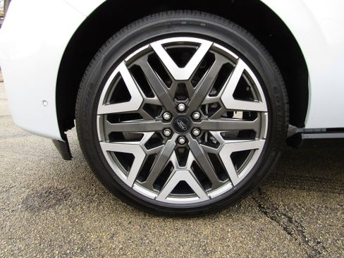 Used 2025 Ford Expedition Platinum w/ Platinum Ultimate Package image 9