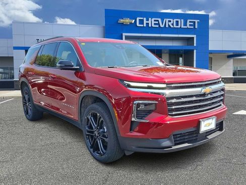 Used 2026 Chevrolet Traverse LT w/ Driver Confidence Package FWD image 2
