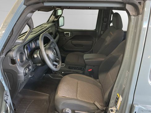 Used 2025 Jeep Gladiator Mojave w/ Convenience Group AWD/4WD image 9