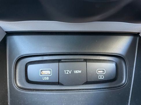 Certified 2025 Hyundai Venue SEL image 31