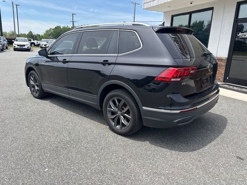 Used 2023 Volkswagen Tiguan SE w/ Panoramic Sunroof Package FWD image 6