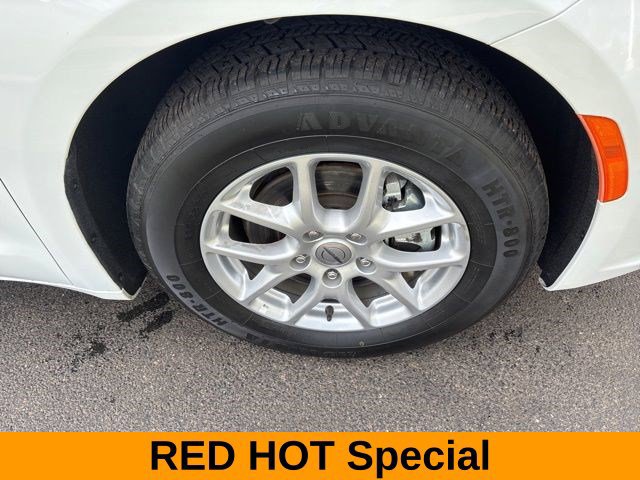Used 2023 Chrysler Pacifica Touring FWD image 38