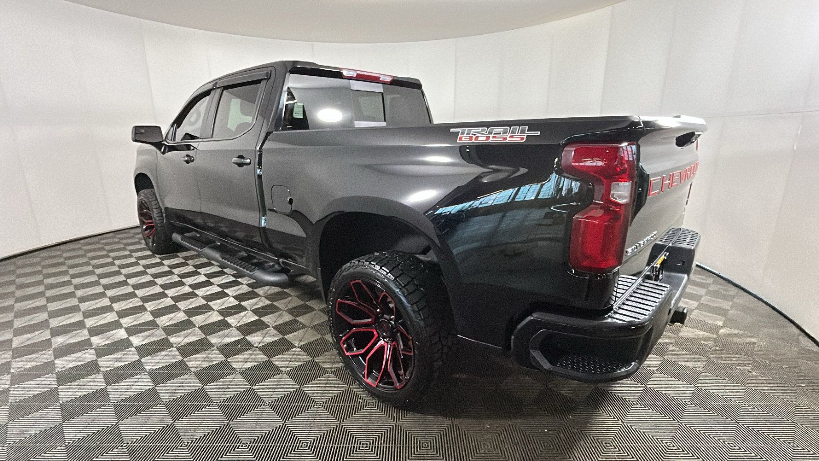 Used 2025 Chevrolet Silverado 1500 LT Trail Boss w/ Convenience Package II AWD/4WD image 5