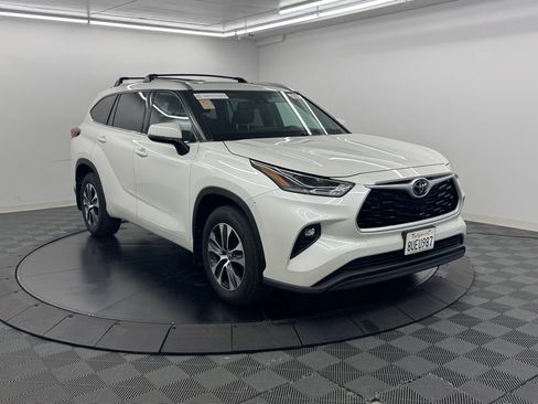 Used 2021 Toyota Highlander XLE FWD image 4