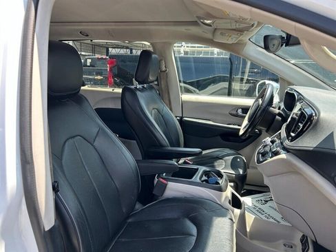 Used 2018 Chrysler Pacifica Limited FWD image 40