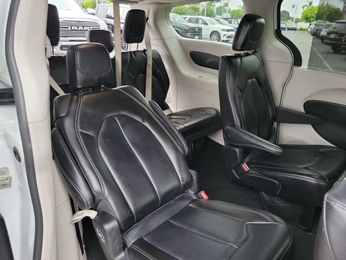 Used 2023 Chrysler Pacifica Touring-L image 15