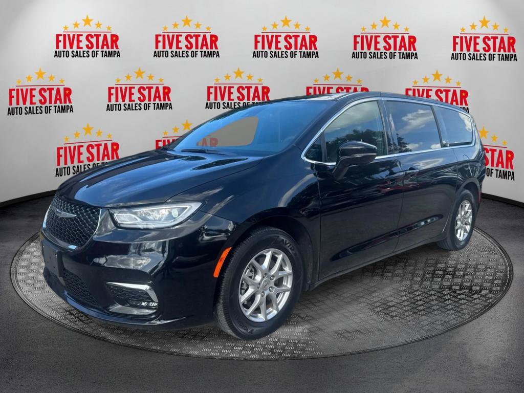 Used 2025 Chrysler Pacifica Select FWD image 3