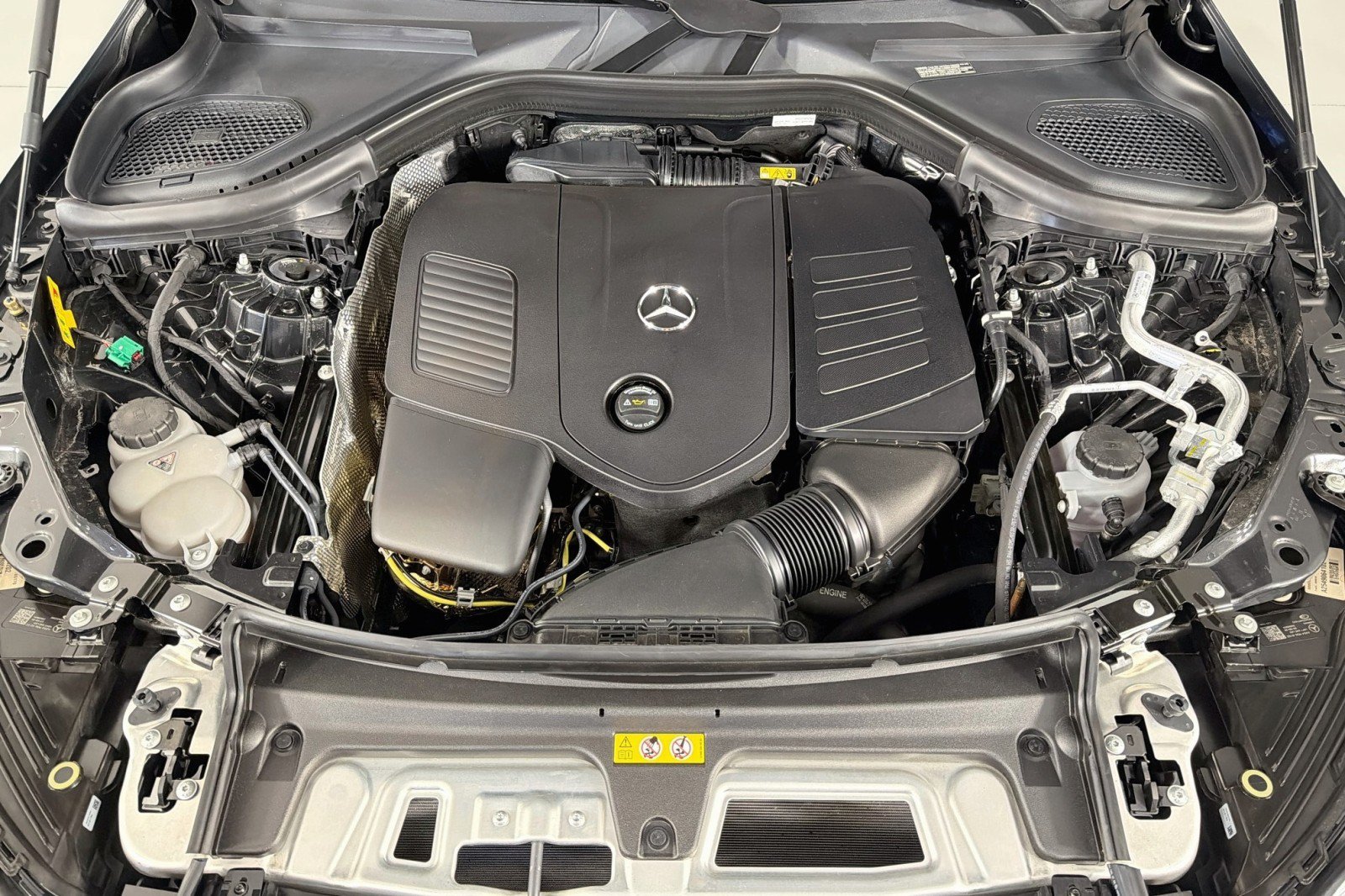 Used 2025 Mercedes-Benz GLC 350e 4MATIC image 10