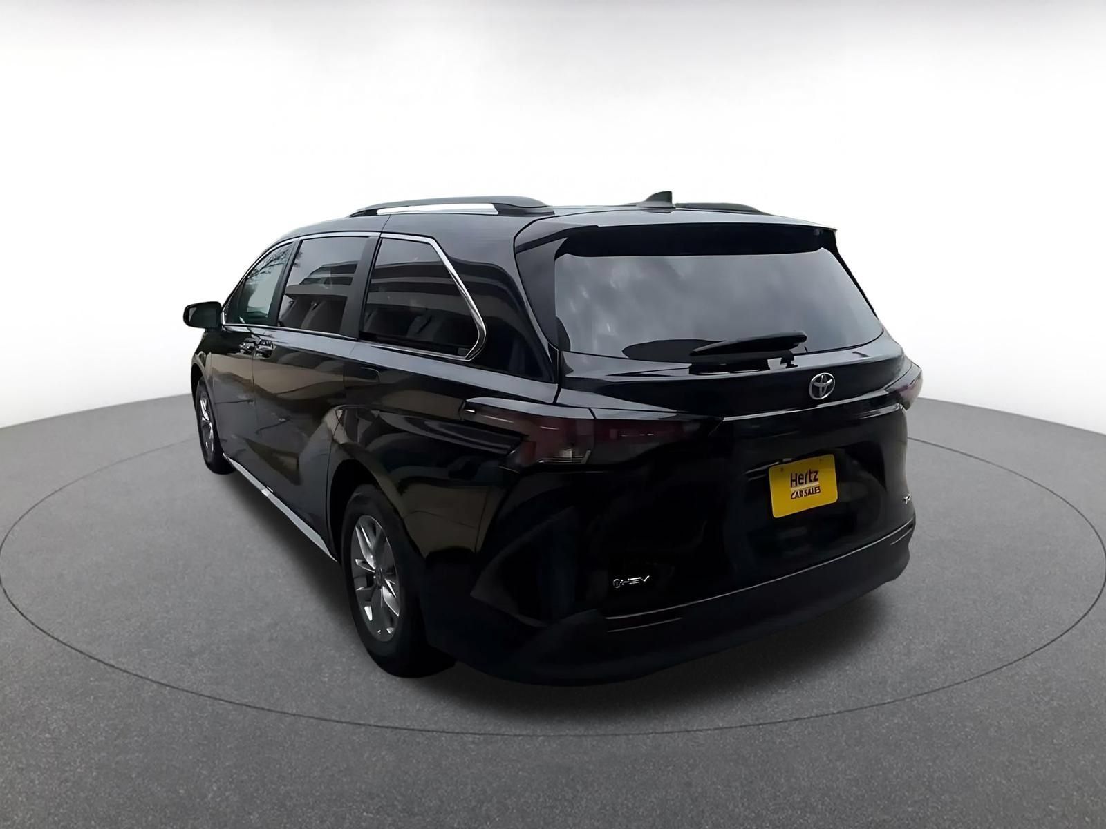 Used 2025 Toyota Sienna XLE FWD image 10