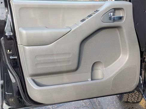 Used 2015 Nissan Frontier SV w/ SV Value Truck Package image 9