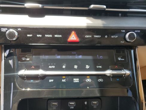 Used 2024 Kia Carnival EX FWD image 30