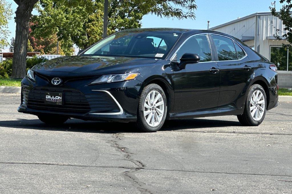 Used 2021 Toyota Camry LE FWD image 4