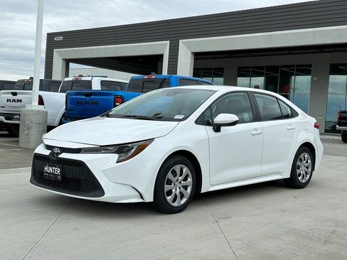 Used 2022 Toyota Corolla LE image 2