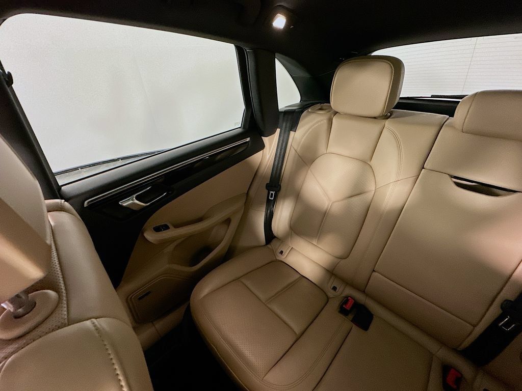 Used 2020 Porsche Macan AWD/4WD image 12