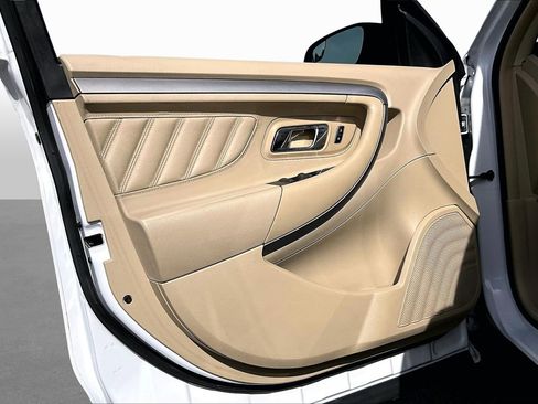 Used 2015 Ford Taurus SE image 16