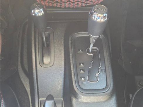 Used 2017 Jeep Wrangler Unlimited Rubicon image 13