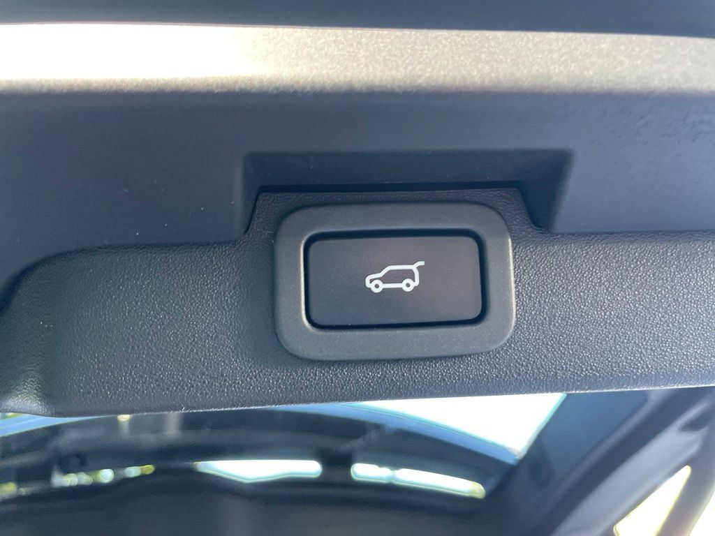 Used 2018 Land Rover Discovery HSE AWD/4WD image 22