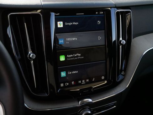 Used 2025 Volvo XC60 B5 Plus image 22