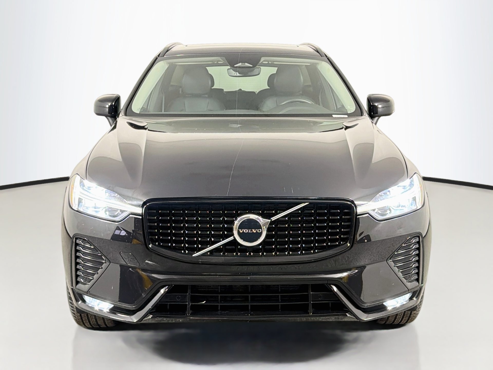 Used 2024 Volvo XC60 B5 Core AWD/4WD image 2