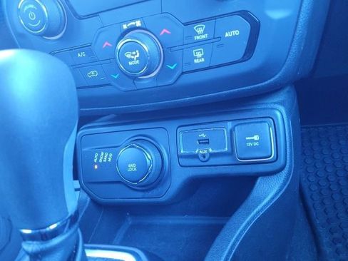 Used 2018 Jeep Renegade Latitude w/ Cold Weather Group image 33