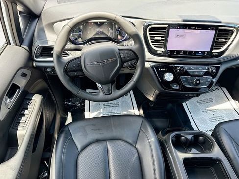 Used 2024 Chrysler Pacifica Limited FWD image 17