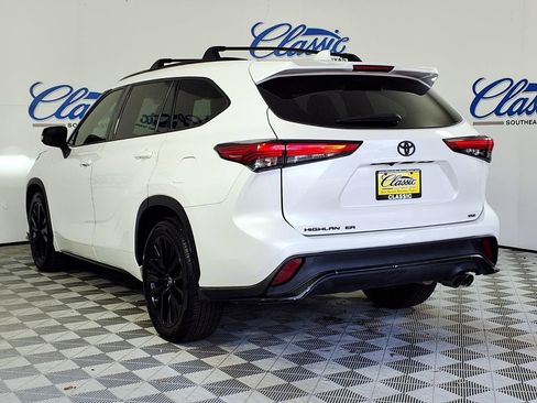 Used 2021 Toyota Highlander XSE FWD image 2