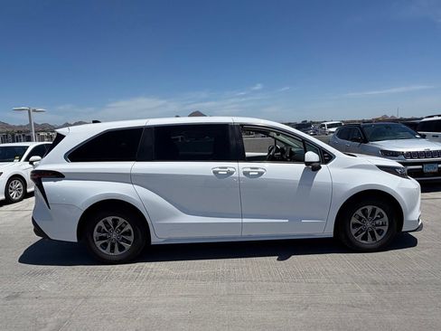 Used 2026 Toyota Sienna LE FWD image 3
